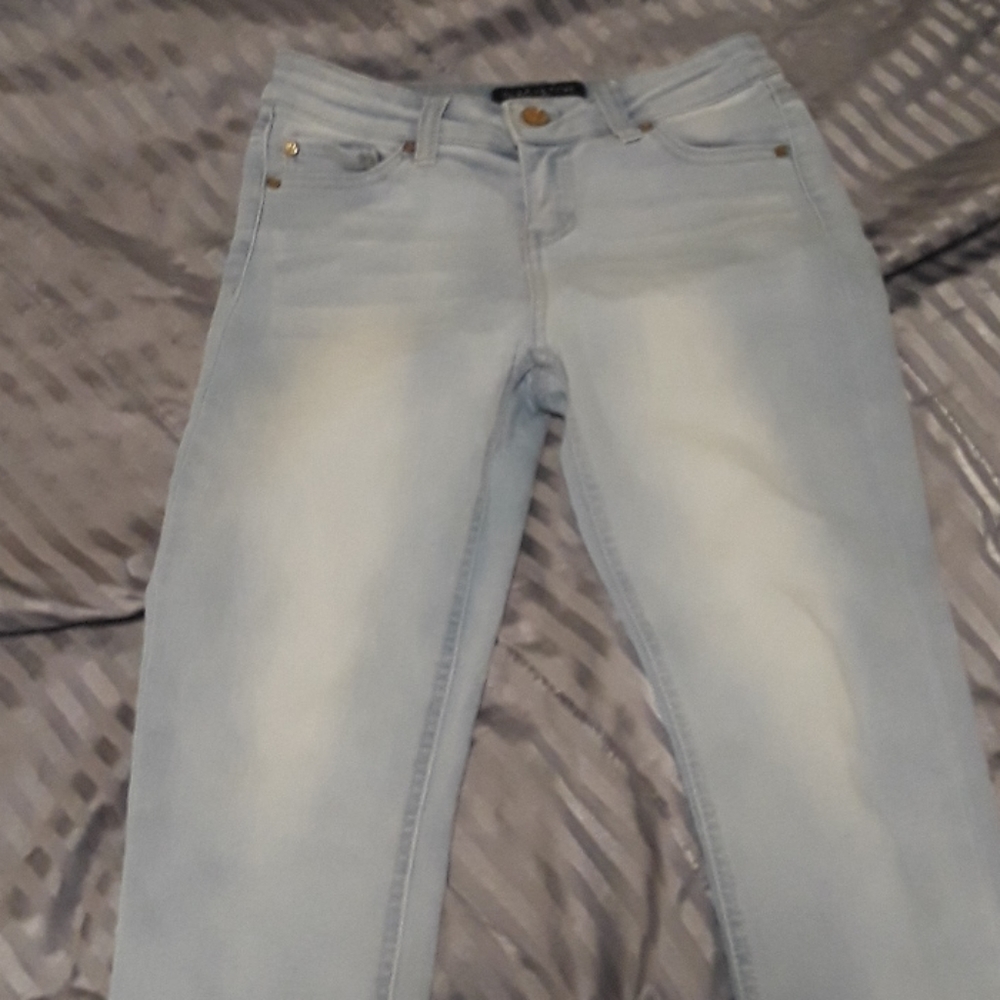 Lightwashed capris